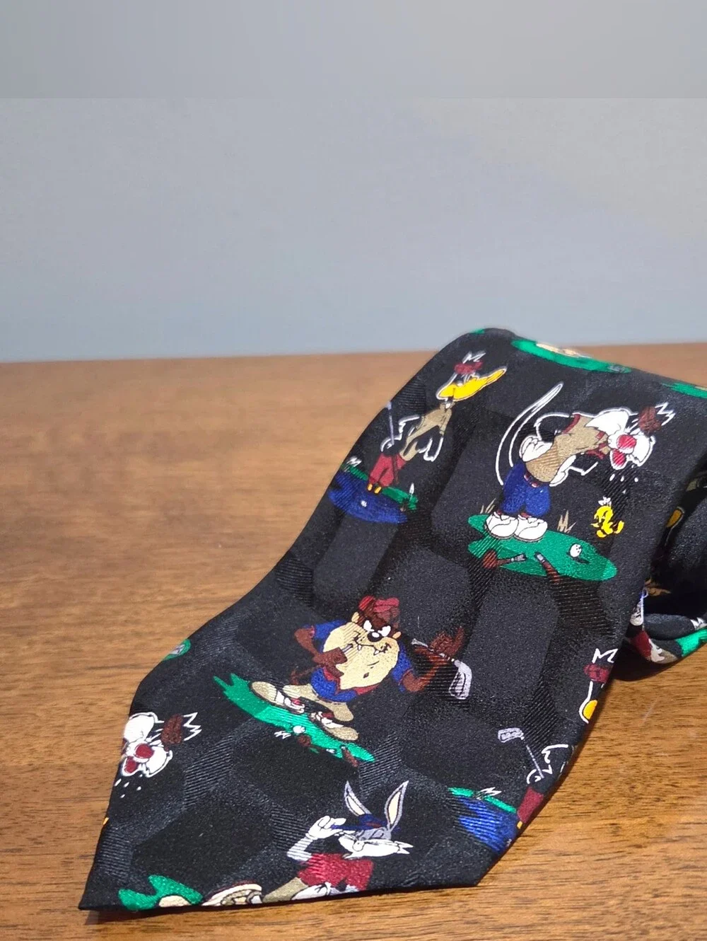 Looney Toons Mania Golf Scene Tie 100% Silk
